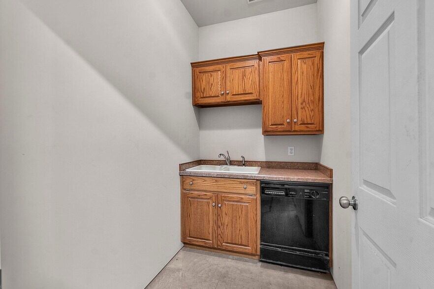 More Photos Of 250 West St, Frohna Office For Sale