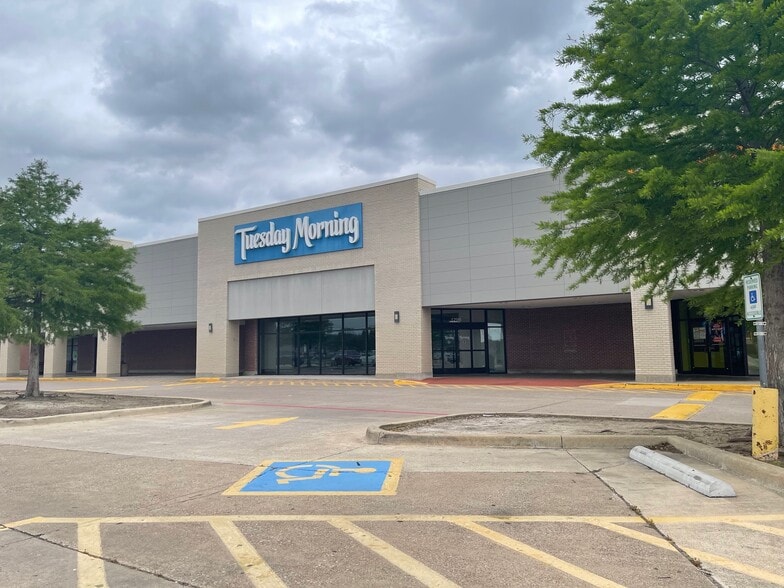 More Photos Of 3046 Lavon Dr, Garland General Retail For Lease