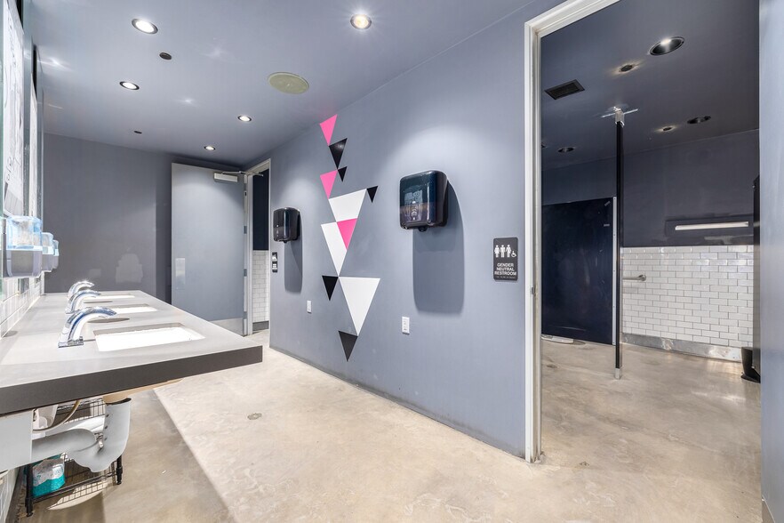 More Photos Of 2036-2046 Broadway, Denver Restaurant For Sale