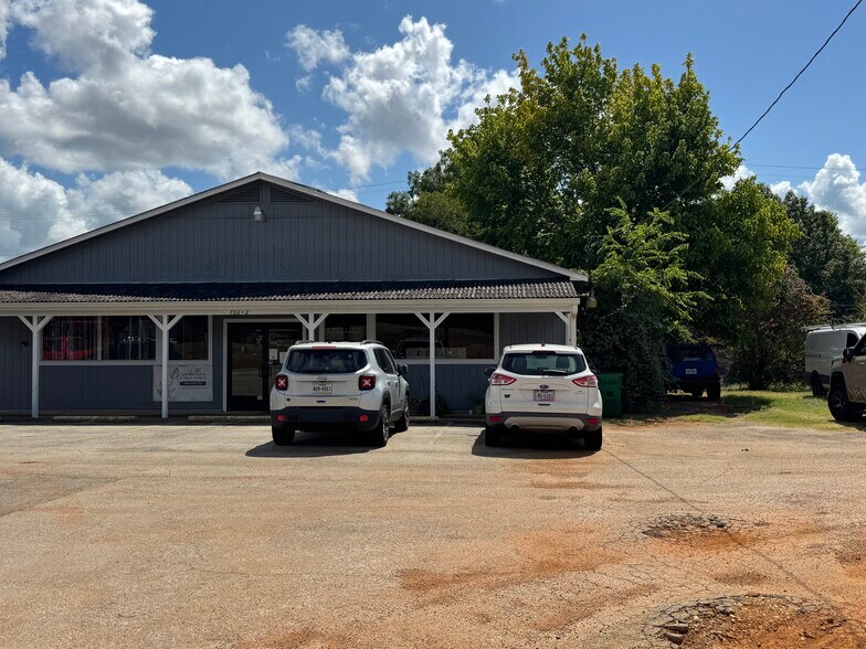 More Photos Of 706 N Perry St, Palestine General Retail For Sale