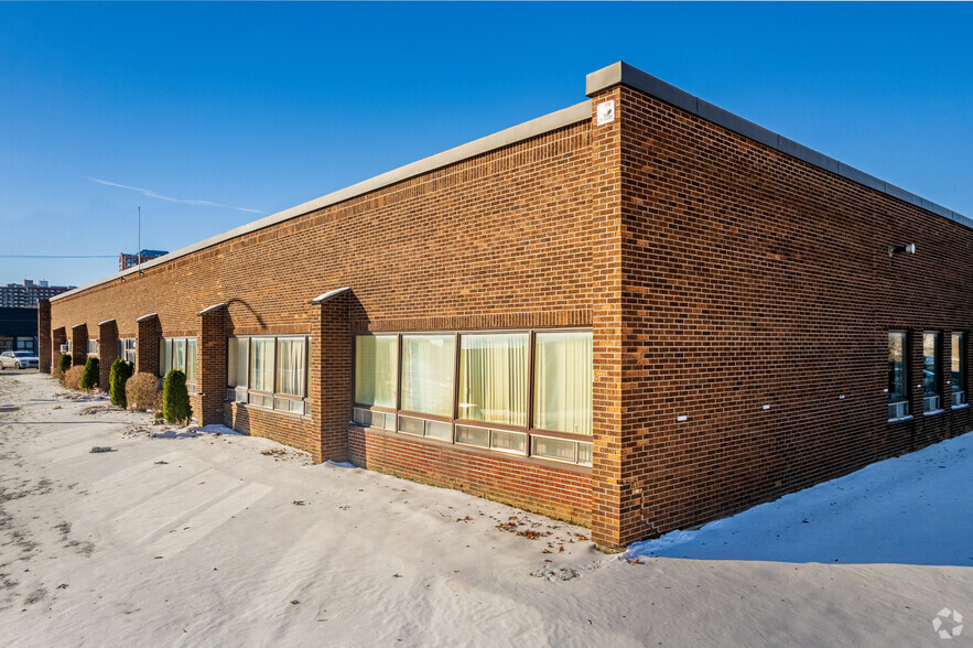 Primary Photo Of 605-607 Rue Deslauriers, Saint-Laurent Warehouse For Lease