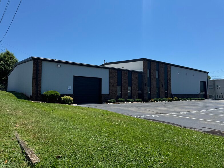 More Photos Of 300 Winona St, Knoxville Distribution For Lease
