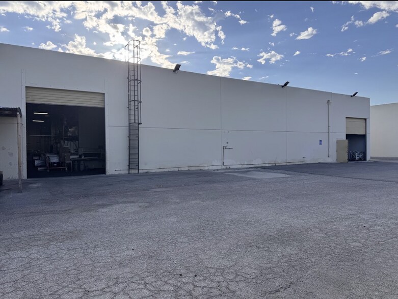More Photos Of 21333 Deering Ct, Canoga Park Distribution For Sale