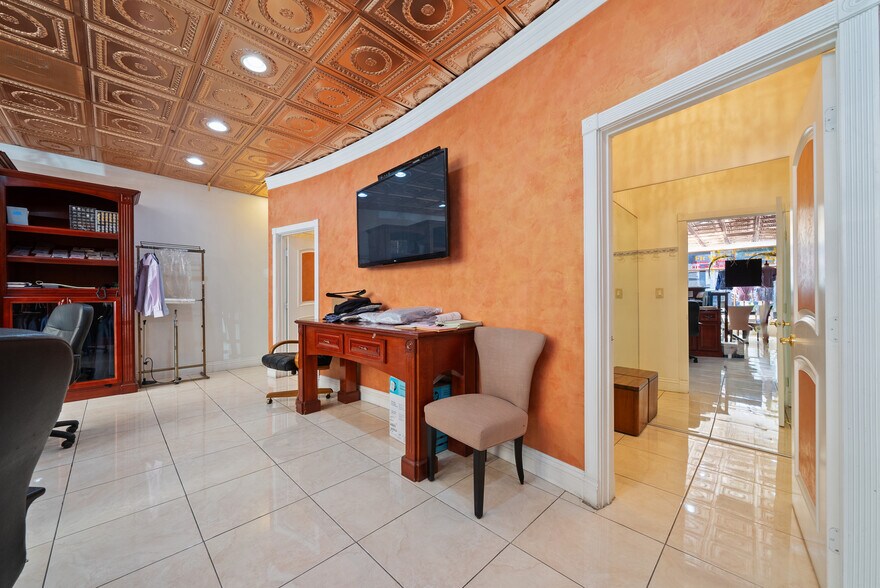 More Photos Of 12437 Ventura Blvd, Studio City Storefront For Lease