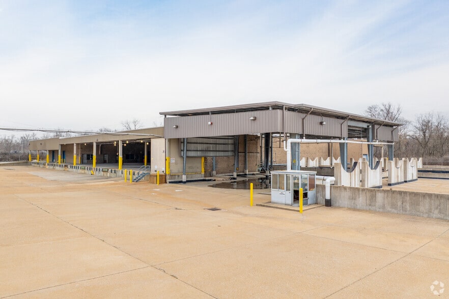 More Photos Of 2646 Metro Blvd, Maryland Heights Distribution For Sale