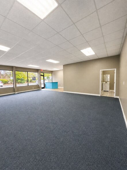 More Photos Of 3208 Mill St, Summerville Showroom For Lease