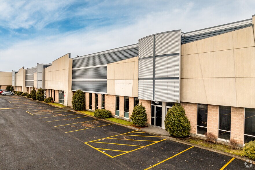 More Photos Of 1490 Rue Nobel, Boucherville Warehouse For Lease
