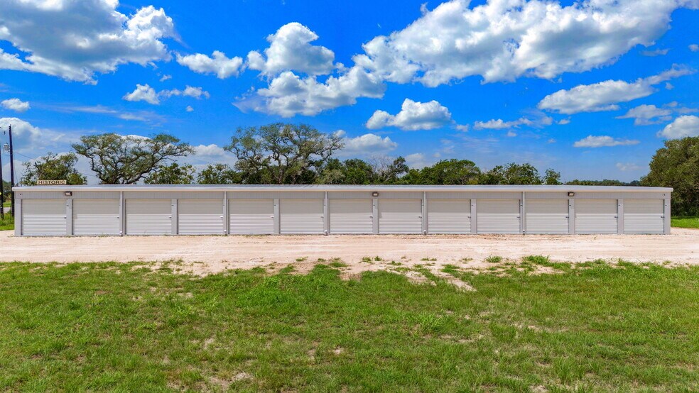 More Photos Of 1957 Oak st, Goliad Self Storage For Sale