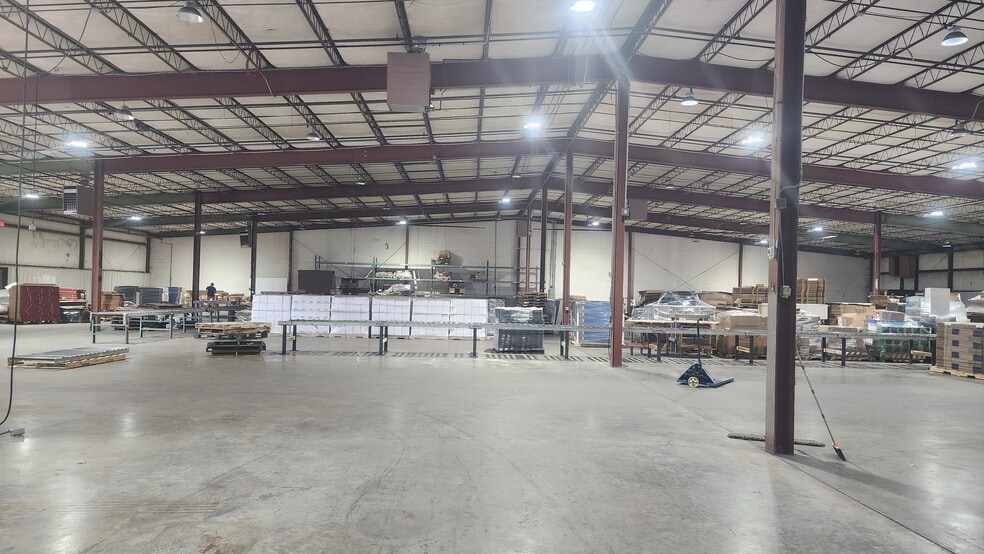 More Photos Of 894 W Albert Gallatin Ave, Gallatin Warehouse For Lease