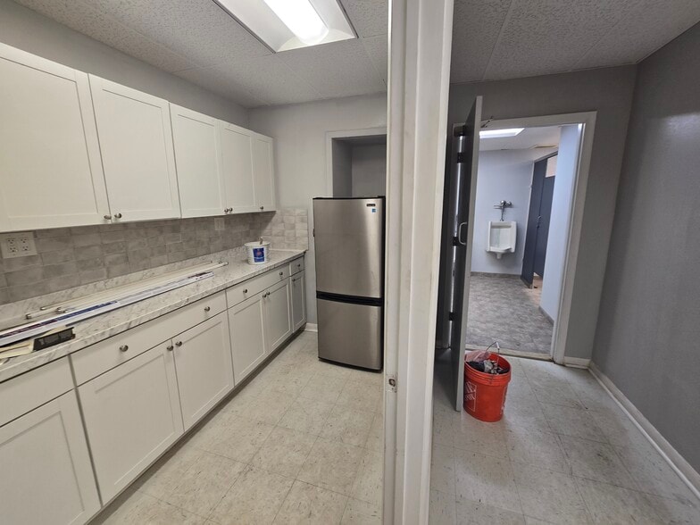 More Photos Of 14 Park Dr, Franklin Warehouse For Lease
