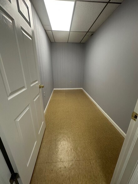 More Photos Of 1804 Oak Tree Rd, Edison Medical For Lease