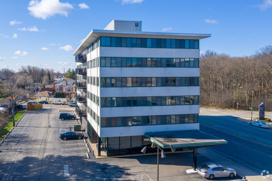 More Photos Of 5901 N Cicero Ave, Chicago Office For Lease