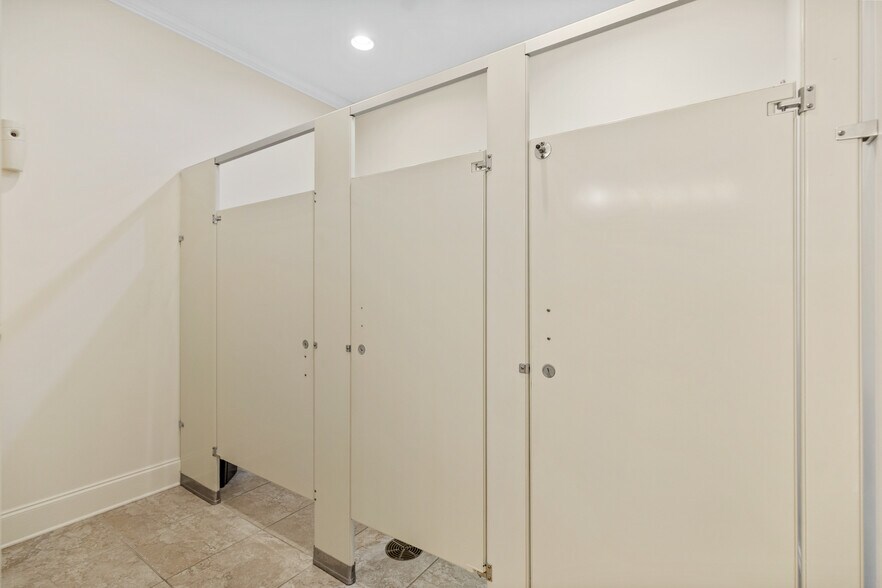 More Photos Of 300 N Tennessee Ave, Etowah Funeral Home For Sale
