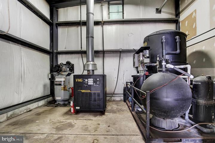 More Photos Of 57 W Shortcut Rd, Newport Showroom For Sale