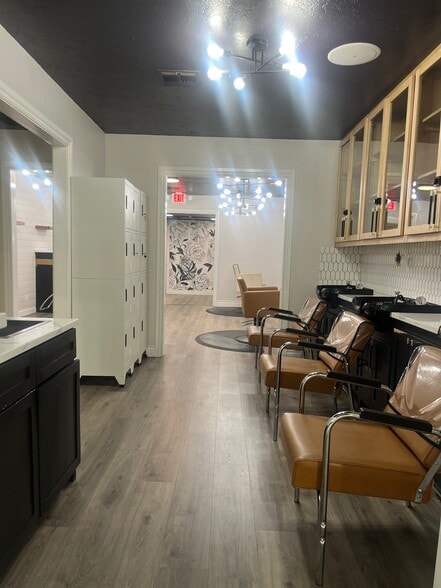 More Photos Of 911 E MacArthur St, Shawnee Showroom For Lease