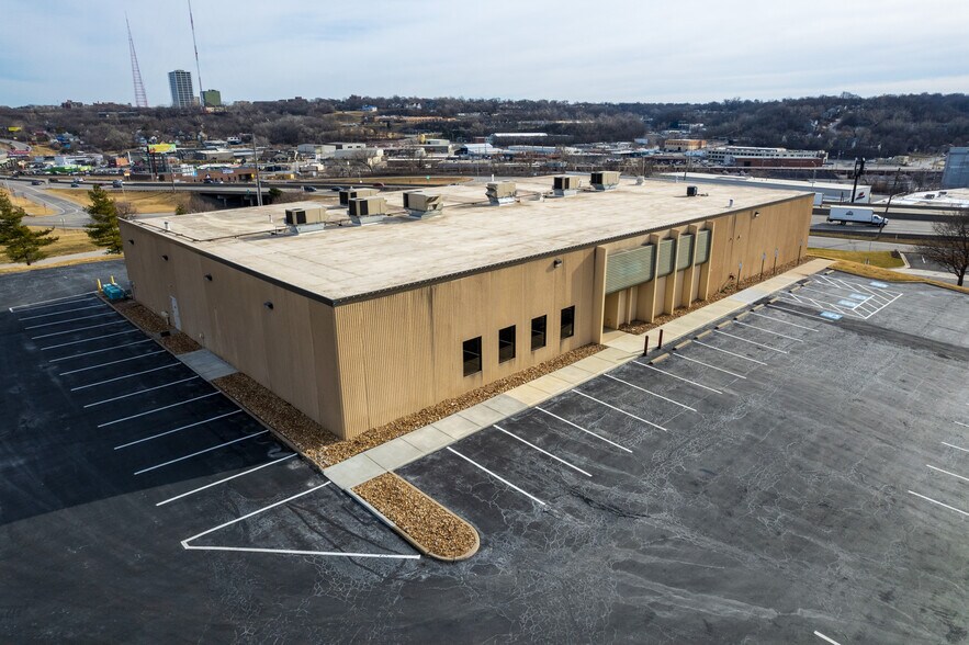 More Photos Of 1211 W Cambridge Circle Dr, Kansas City Warehouse For Lease