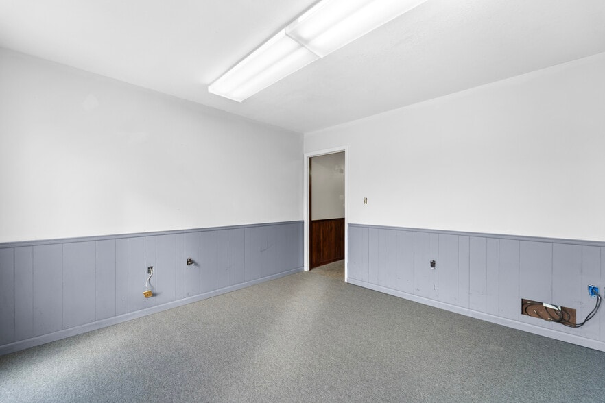 More Photos Of 209 W Main St, Linn Warehouse For Sale