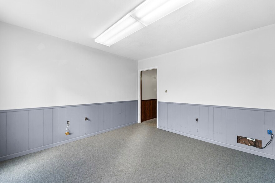 More Photos Of 209 W Main St, Linn Warehouse For Sale