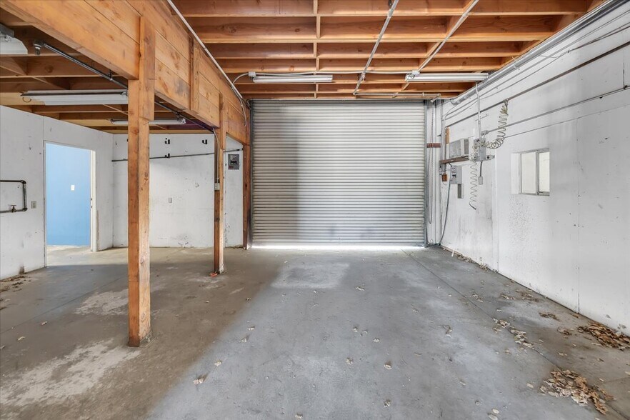 More Photos Of 20833 Mechanical Dr, Sonora Warehouse For Lease