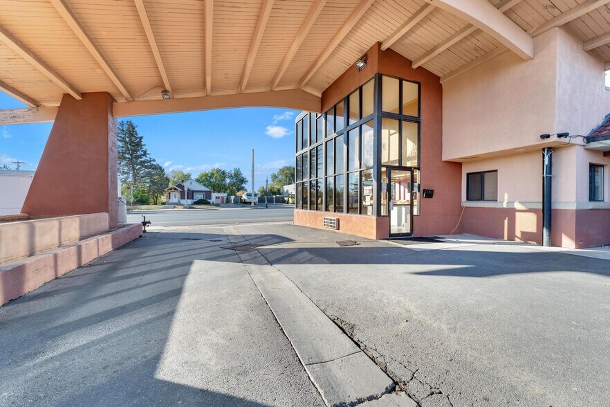 More Photos Of 260 W Main St, Vernal Hotel For Sale