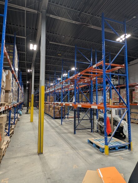 More Photos Of 5775 Rue Ferrier, Mont-Royal Manufacturing For Lease