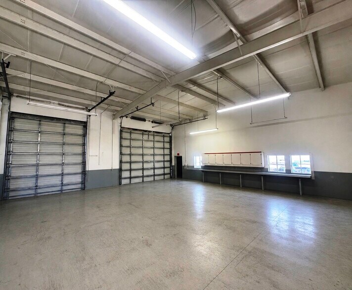 More Photos Of 3596 Prospect Ave, Naples Warehouse For Lease
