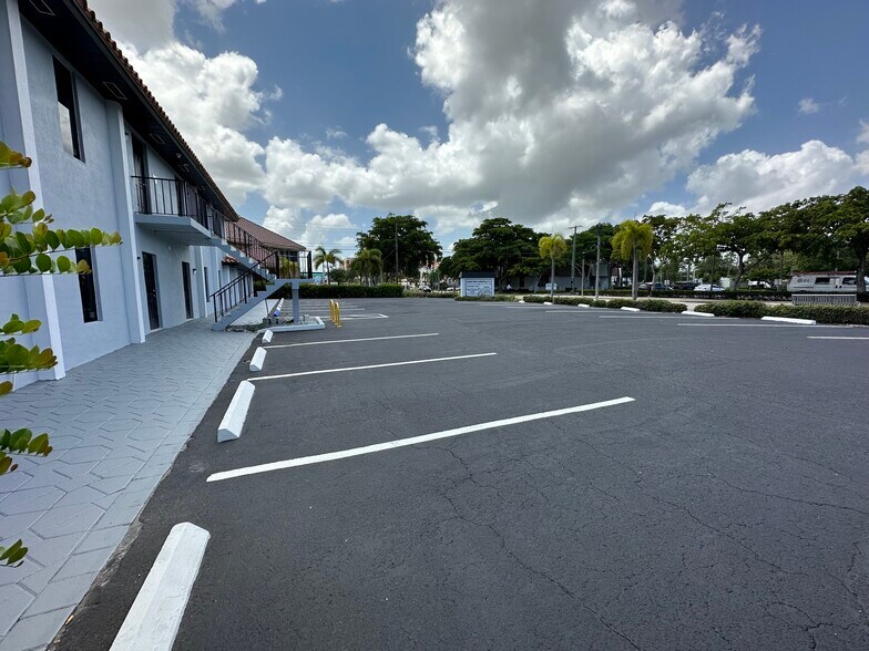 More Photos Of 301-309 Lake Ave, Lake Worth Office For Lease