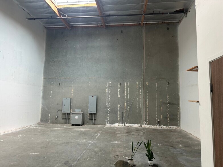 More Photos Of 12335 Denholm Dr, El Monte Warehouse For Lease