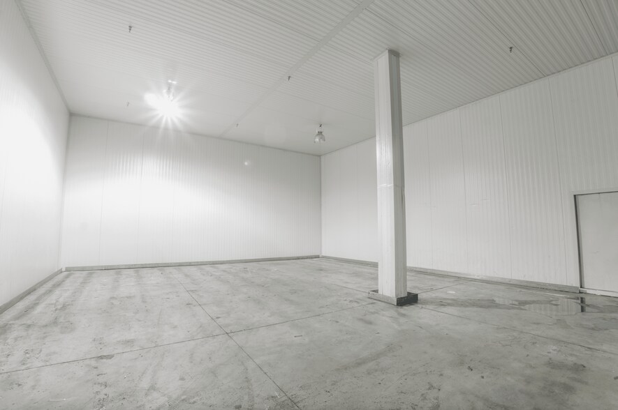 More Photos Of 375-455 Deslauriers Rue, Saint-Laurent Warehouse For Lease