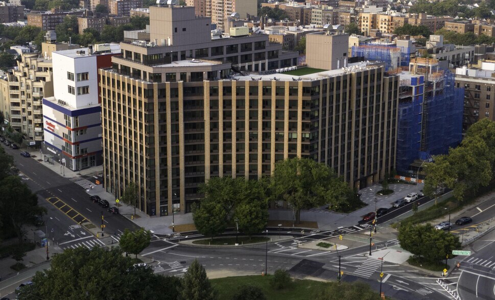 Primary Photo Of 1 Park Pt, Brooklyn Apartments For Lease