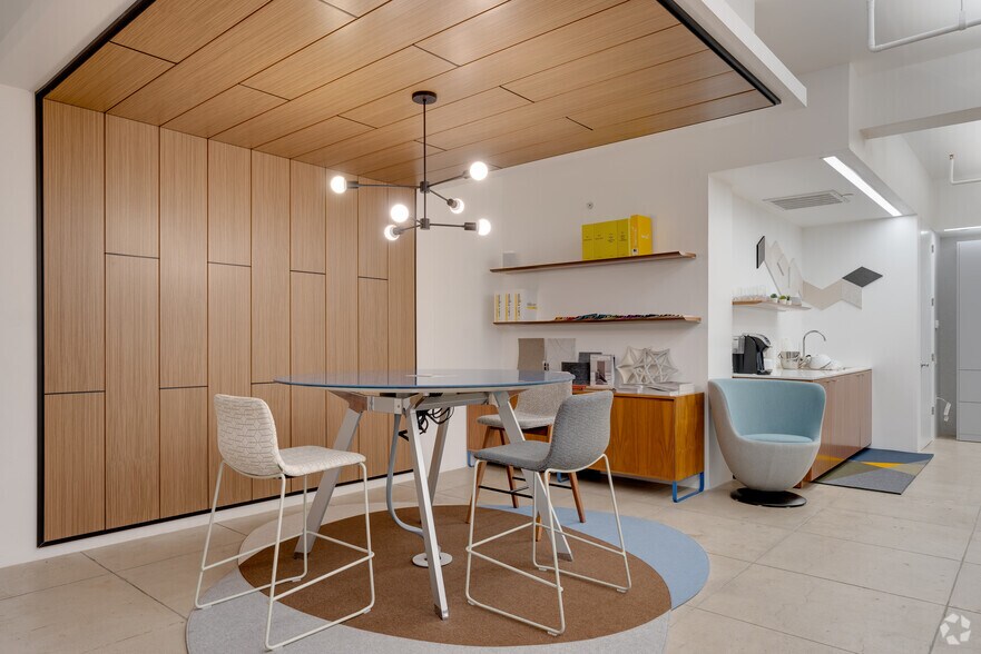 More Photos Of 521-527 W 7th St, Los Angeles Coworking Space