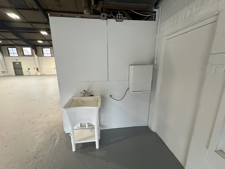 More Photos Of 125 Middle Country Rd, Coram Warehouse For Lease