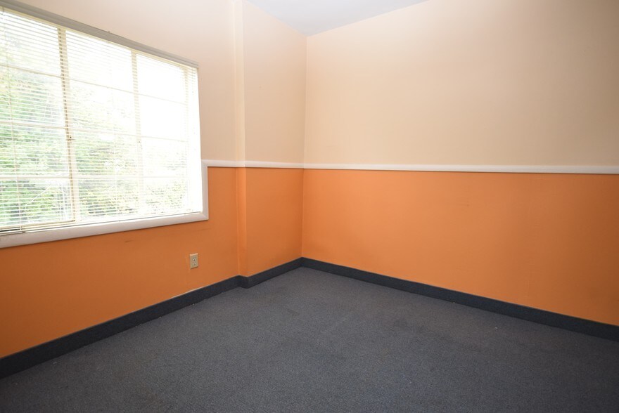 More Photos Of 108 W Jefferson St, Falls Church Warehouse For Lease