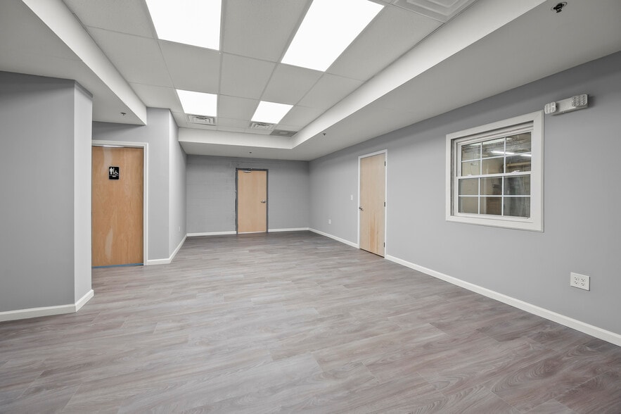 More Photos Of 420-422 South Road, High Point Manufacturing For Lease