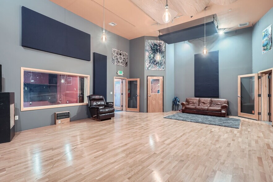 More Photos Of 11919 W I-70 N, Wheat Ridge Warehouse For Sale