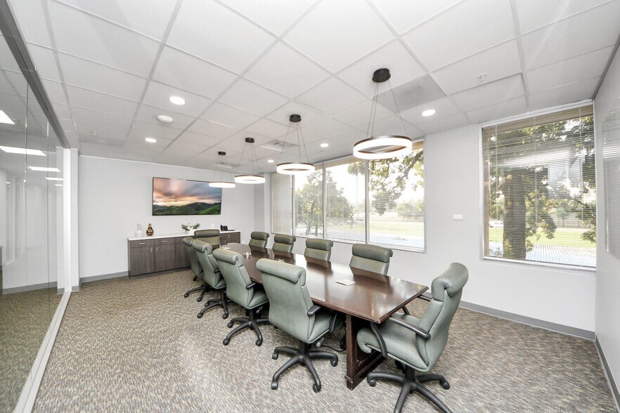 More Photos Of 8554 Katy Fwy, Houston Unknown For Lease