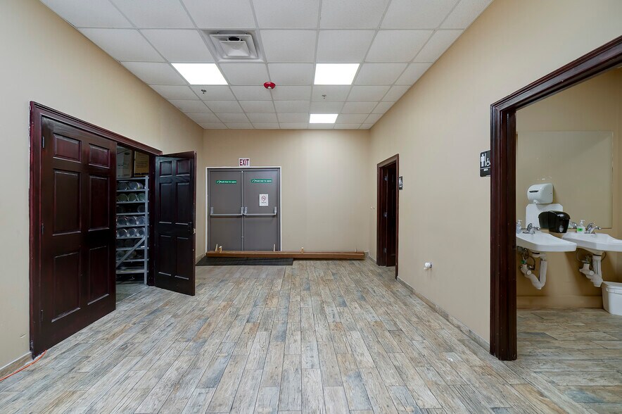 More Photos Of 3720 Bloomfield Village Dr, Macon-Bibb Storefront For Sale