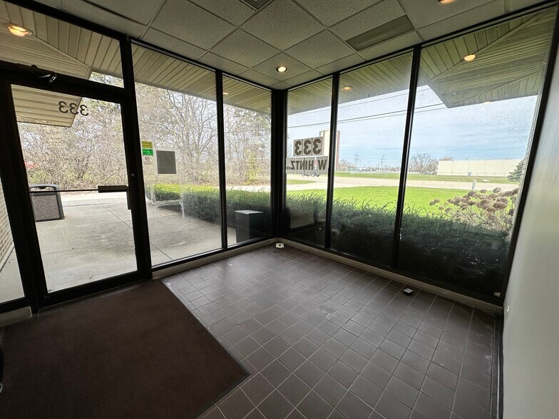 More Photos Of 333 W Hintz Rd, Wheeling Warehouse For Lease