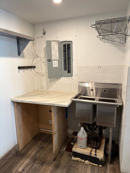More Photos Of 86 Greenpoint Ave, Brooklyn Convenience Store For Lease