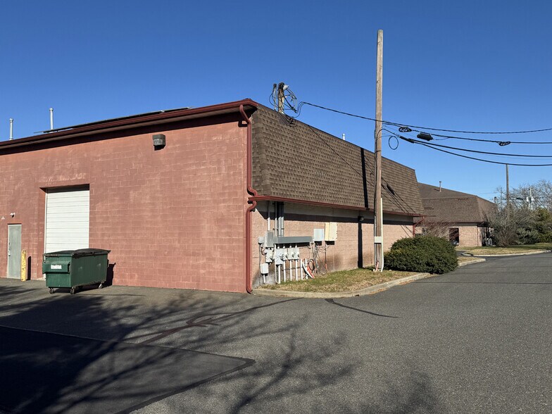 More Photos Of 825 Mill Rd, Pleasantville Distribution For Lease