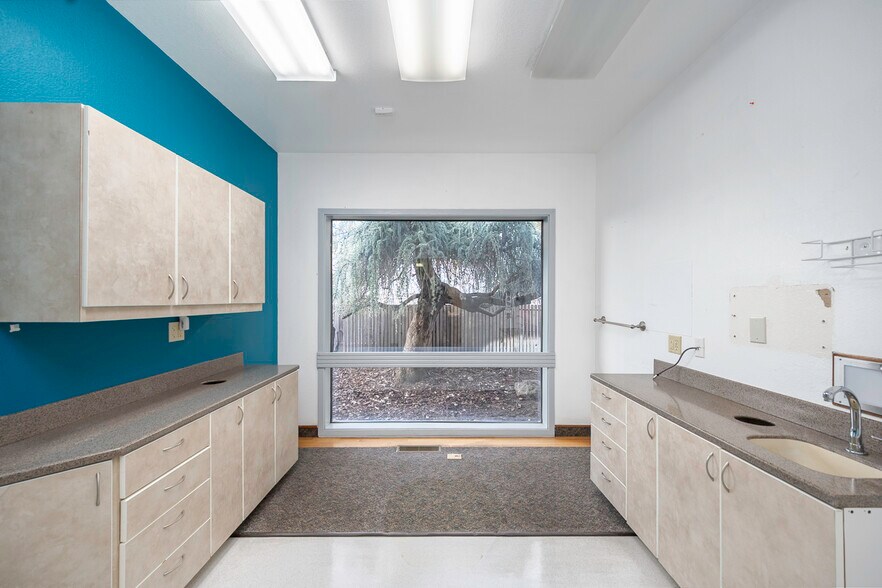 More Photos Of 1336 E Hunter Pl, Moses Lake Office For Sale