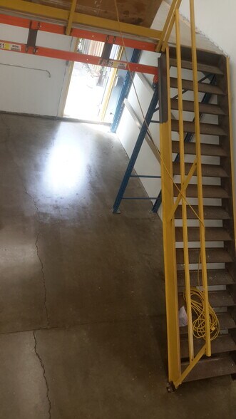 More Photos Of 854 Boyd Ave, Ottawa Warehouse For Lease