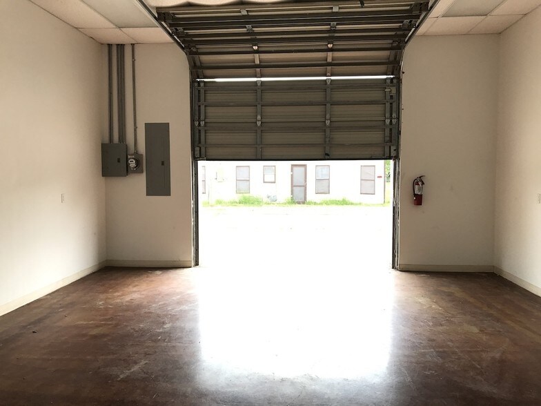 More Photos Of 118 6th St N, Texas City Showroom For Sale