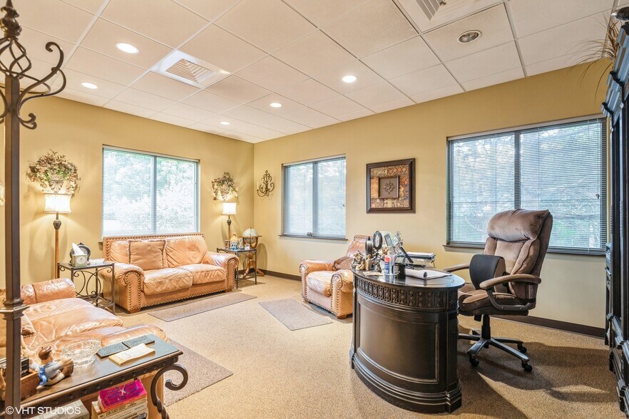 More Photos Of 600 Dakota St, Crystal Lake Office For Sale