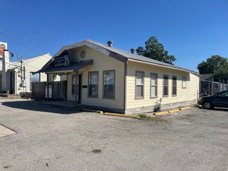 More Photos Of 738 W Hildebrand Ave, San Antonio Storefront Retail Office For Lease
