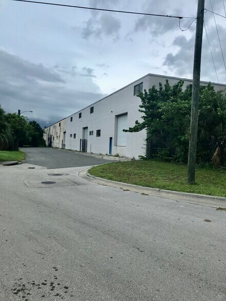 More Photos Of 440 Railroad Ave, Cocoa Distribution For Lease