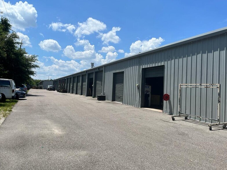 More Photos Of 3609 Old Winter Garden Rd, Orlando Warehouse For Lease