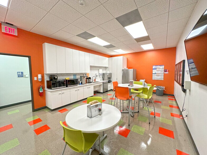 More Photos Of 14355 Wallisville Rd, Houston Office For Lease
