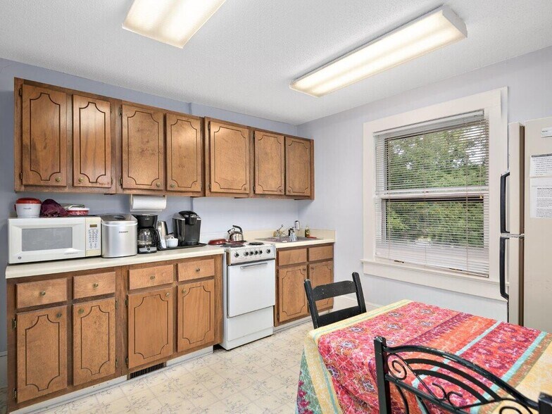 More Photos Of 714 Oakland St, Hendersonville Coworking Space