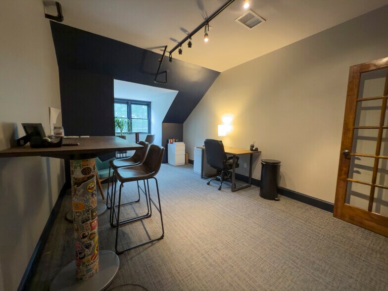 More Photos Of 590 Mimosa Blvd, Roswell Restaurant For Lease